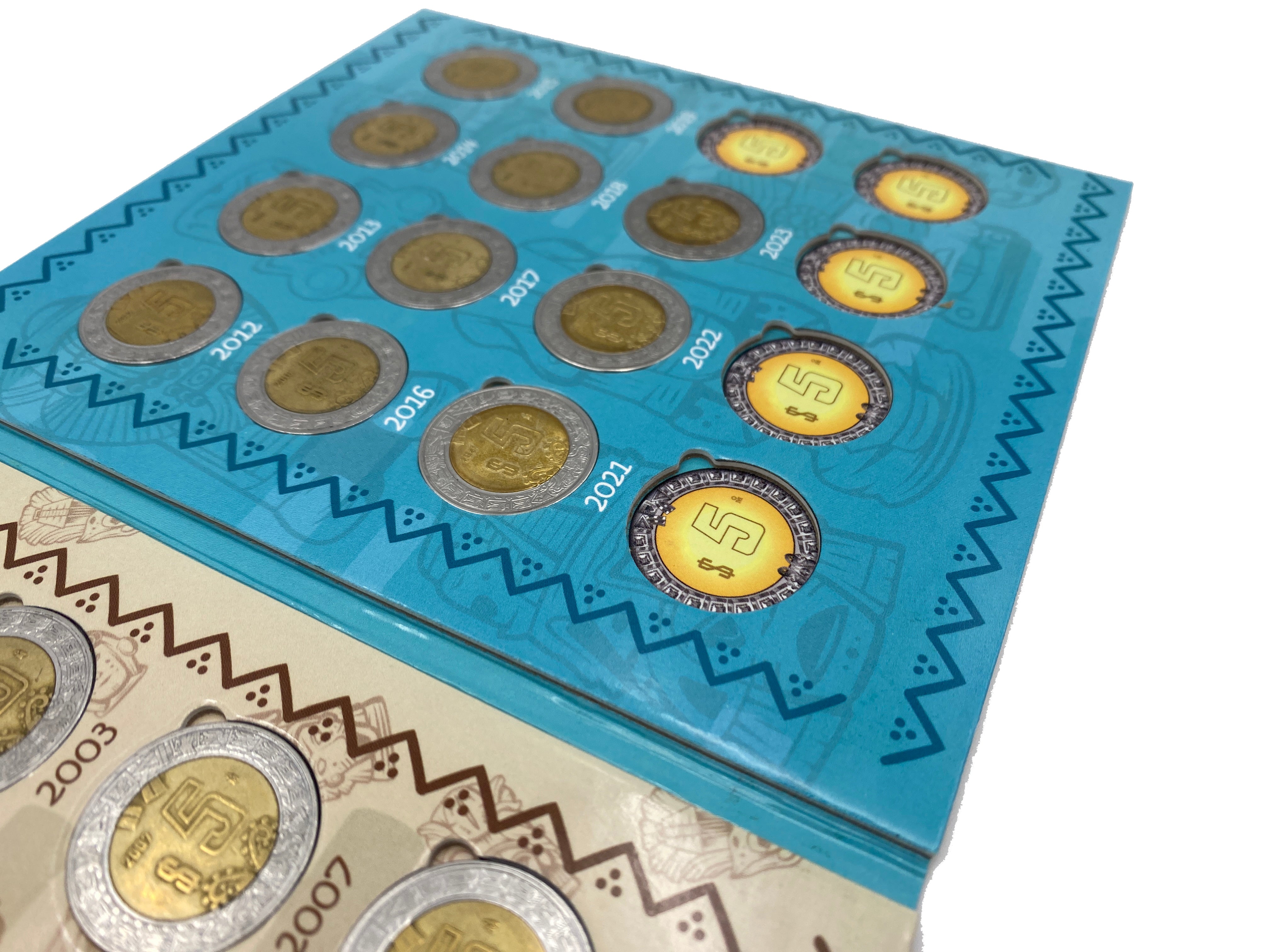 Álbum tríptico para coleccionistas de monedas mexicanas, ideal para monedas de 5 pesos, incluye espacio para monedas de 1992 a la fecha, con diseño vibrante y cubre polvo. Imágenes de culturas antiguas de México. Álbum tríptico para coleccionistas de monedas mexicanas, ideal para monedas de 5 pesos, incluye espacio para monedas de 1992 a la fecha, con diseño vibrante y cubre polvo. Imágenes de culturas antiguas de México.